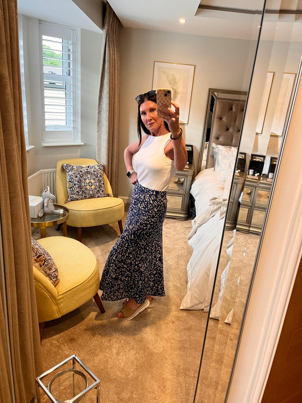EX Famous Store Navy Skirt